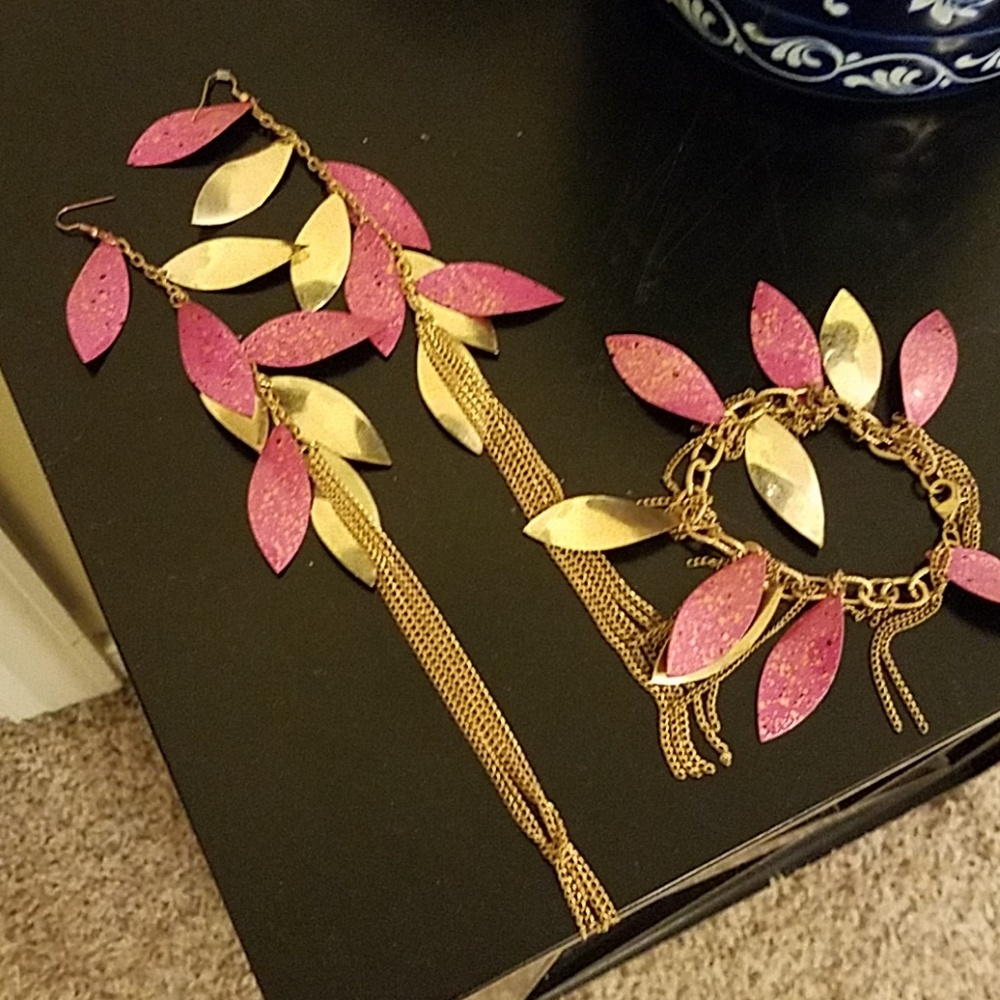 Beautiful pink and gold leaf set.